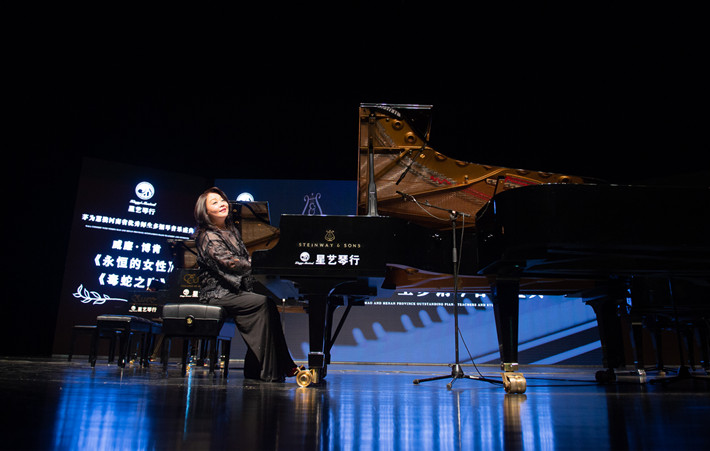 钢琴家茅为蕙老师在星艺琴行举办的音乐会上激情演奏